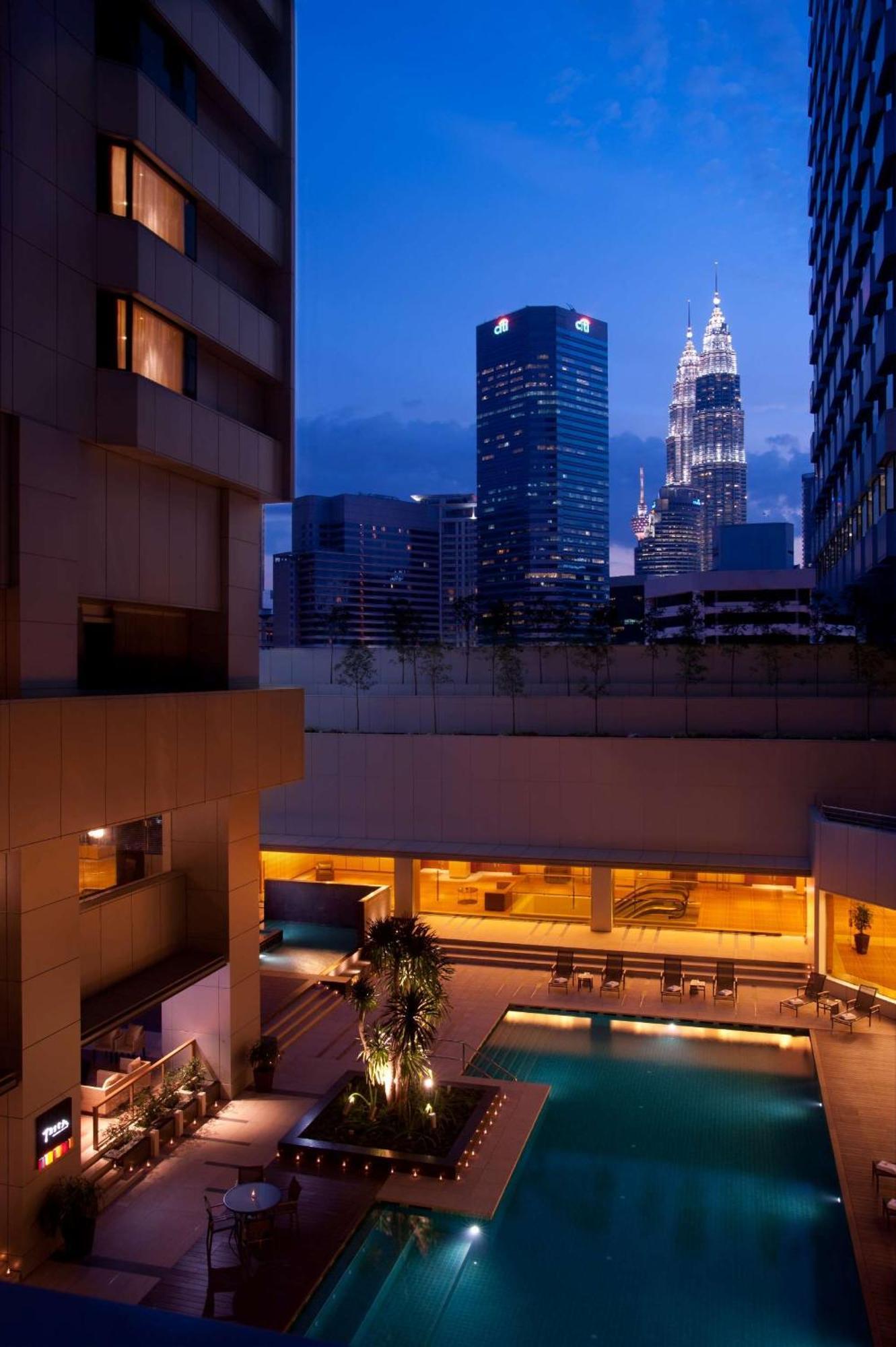 Doubletree By Hilton Kuala Lumpur Hotel Екстериор снимка The hotel's courtyard