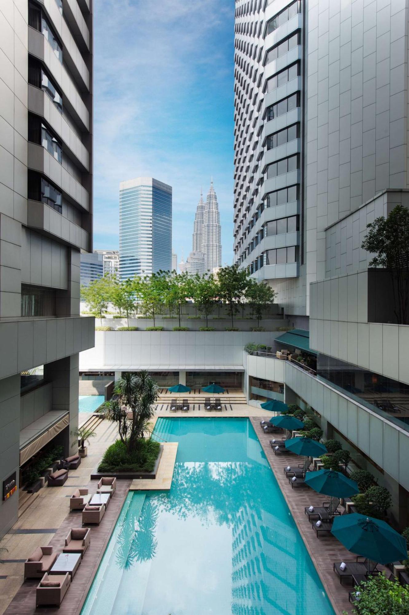Doubletree By Hilton Kuala Lumpur Hotel Екстериор снимка The swimming pool at the hotel