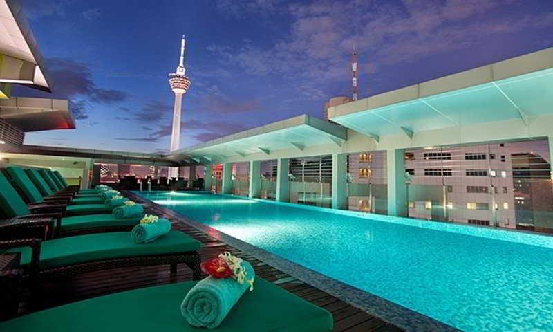 Doubletree By Hilton Kuala Lumpur Hotel Екстериор снимка The swimming pool at the hotel