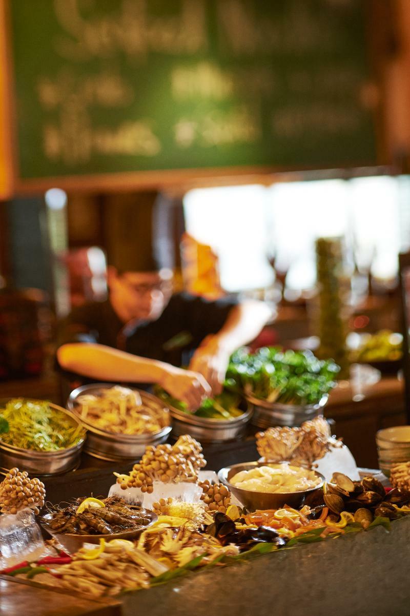 Doubletree By Hilton Kuala Lumpur Hotel Екстериор снимка A salad bar
